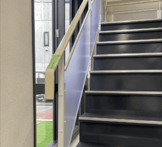 劣化した階段手すりを改修し、現場の安全性と美観を向上