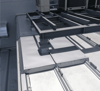 工場内の空調設備増設のため、屋根上に屋外機用架台を設置