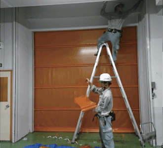 防虫対策のため、防虫シートと高速シャッターを設置(施工前)