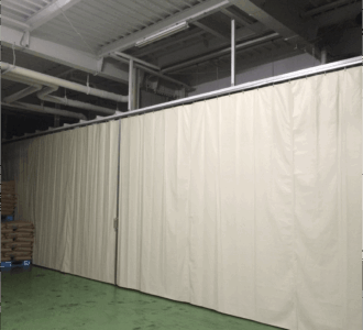 製造品の衛生管理上、工場内のホコリや飛沫対策として、シートカーテンの取り付け
